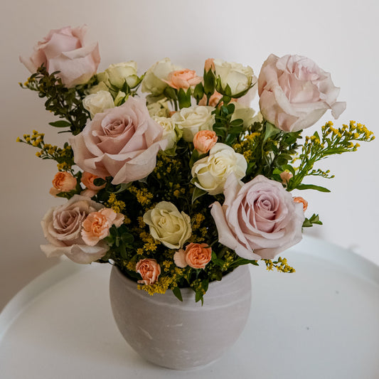 Cream Brûlée | Vase floral arrangement